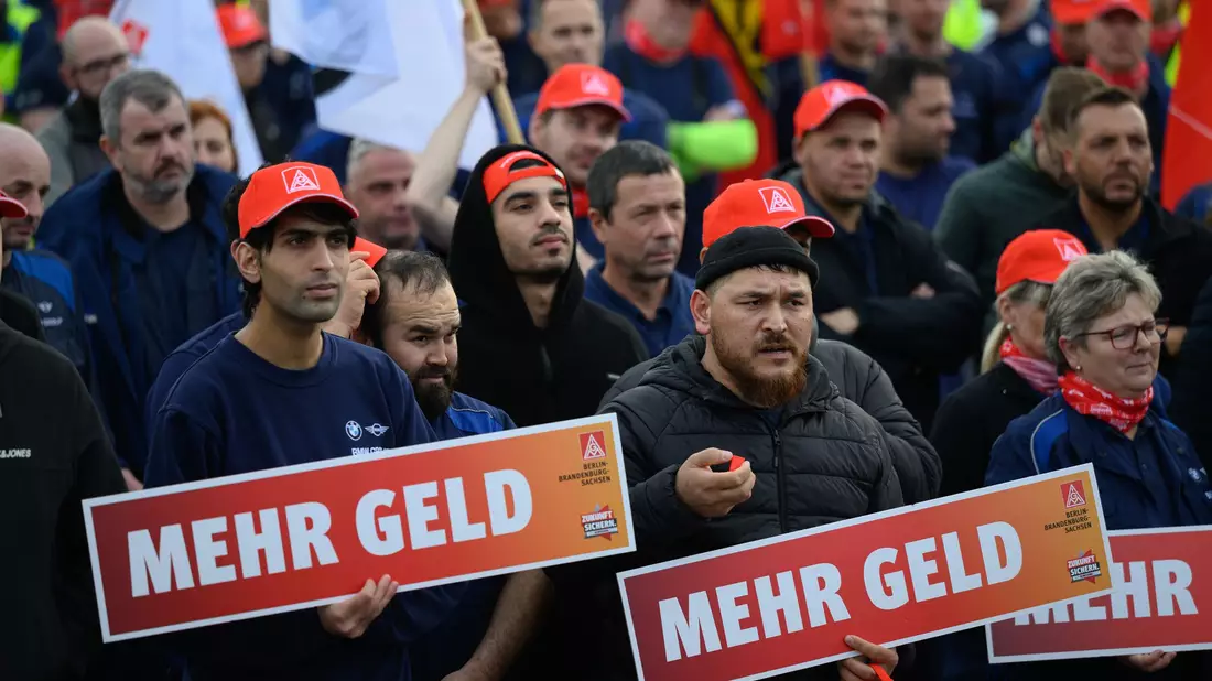 Die IG Metall startet Warnstreiks.  - Bild: Hendrik Schmidt/dpa