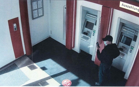 POL-HL: Lübeck - Stadtgebiet / Öffentlichkeitsfahndung nach Taschendiebstahl und Bargeldabhebung - Foto: presseportal.de