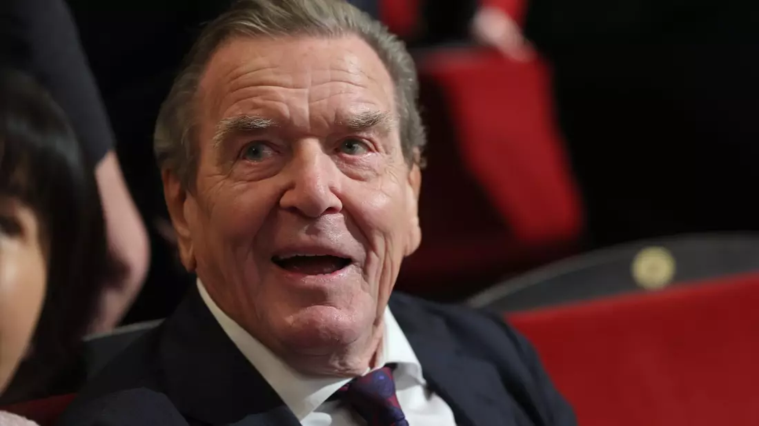 Altkanzler Gerhard Schröder steht wegen seiner Freundschaft mit dem russischen Präsidenten Wladimir Putin in der Kritik. (Archivbild) - Bild: Jens Büttner/dpa POOL/dpa