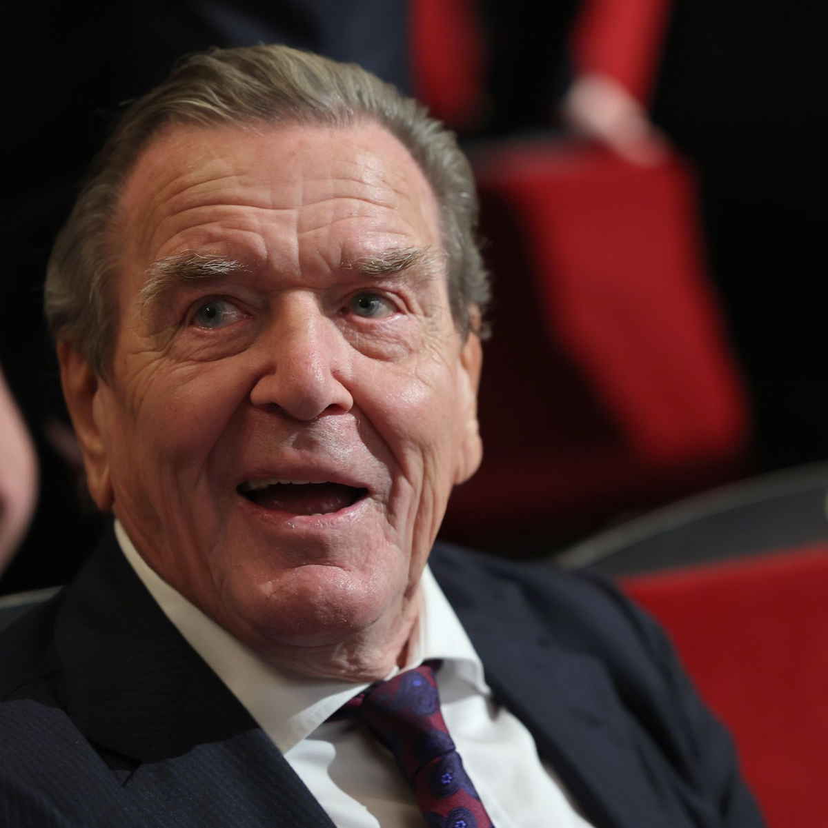 Ex-Kanzler Gerhard Schröder wird im Untersuchungsausschuss des Schweriner Landtags zur Erdgasleitung Nord Stream 2 als Zeuge befragt. (Archivbild) - Foto: Jens Büttner/dpa POOL/dpa