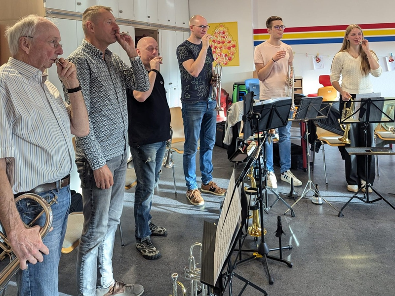 FW-Velbert: Der Musikzug kommt auf Temperatur - Proben für das Konzert im Advent - Foto: presseportal.de