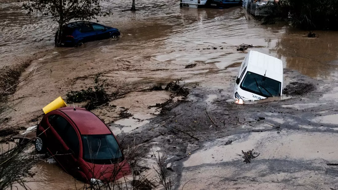 Straßen verwandelten sich in reißende Flüsse.  - Bild: Gregorio Marrero/AP