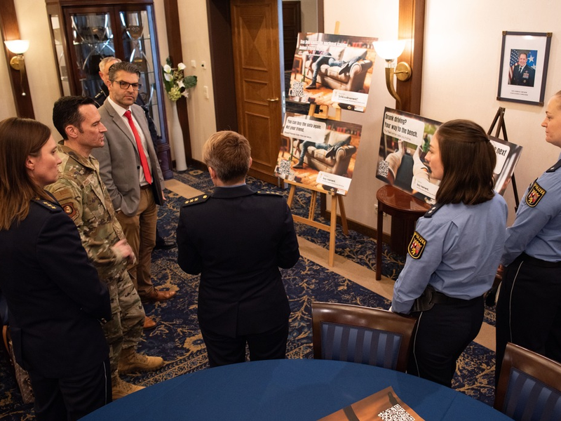 POL-PPWP: Deutsche Polizei und US Militärgemeinde Kaiserslautern stellen ihre Schlüsselmoment-Kampagne zur Verhinderung und Verringerung regionaler Alkoholdelikte vor - Foto: presseportal.de
