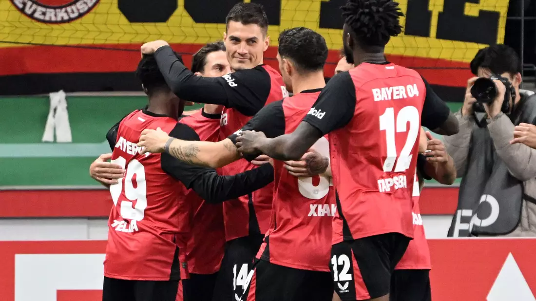 Patrik Schick (M.) brachte Leverkusen früh auf die Siegerstraße. - Bild: Federico Gambarini/dpa