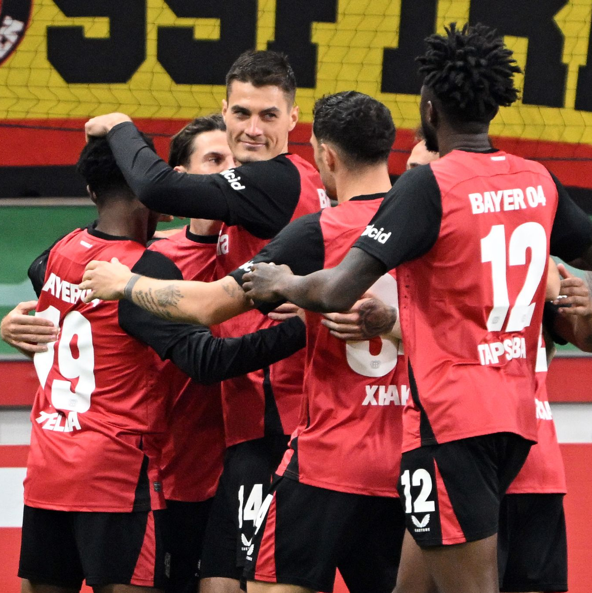 Patrik Schick (M.) brachte Leverkusen früh auf die Siegerstraße. - Foto: Federico Gambarini/dpa