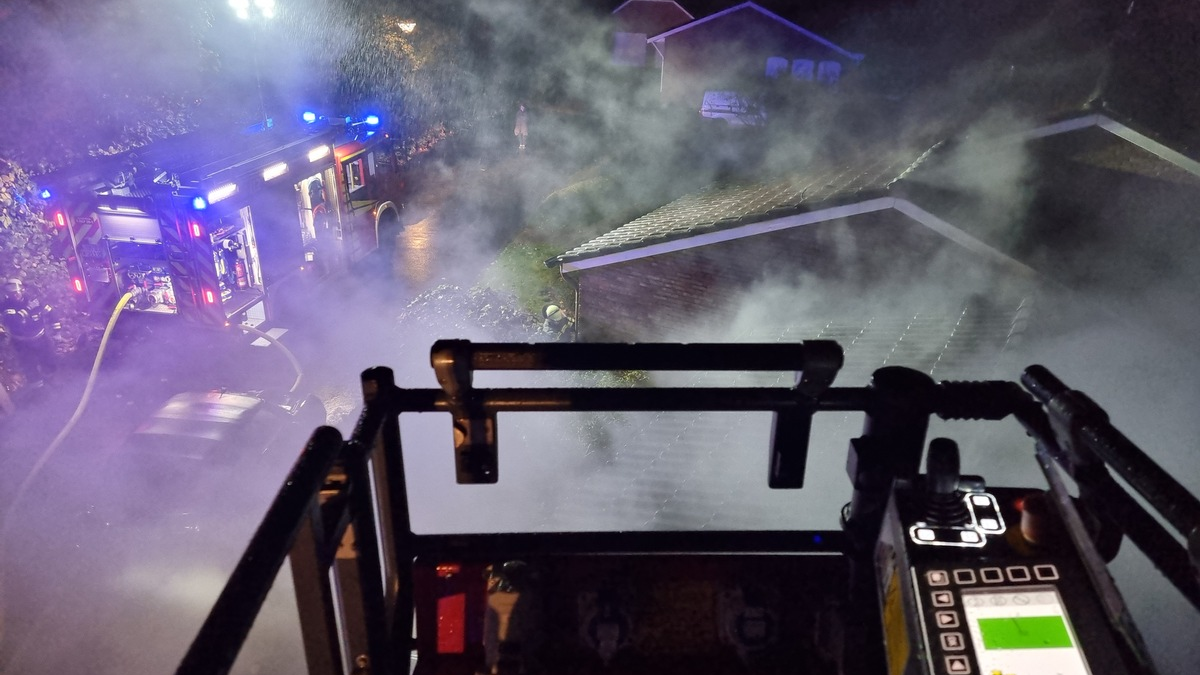 FW-WRN: FEUER_3 - LdF - LZ1 - LZ3 - TOJ Lünen - Garagenbrand / mehrere brennende Mülltonnen - Foto: presseportal.de