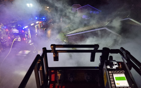 FW-WRN: FEUER_3 - LdF - LZ1 - LZ3 - TOJ Lünen - Garagenbrand / mehrere brennende Mülltonnen - Foto: presseportal.de