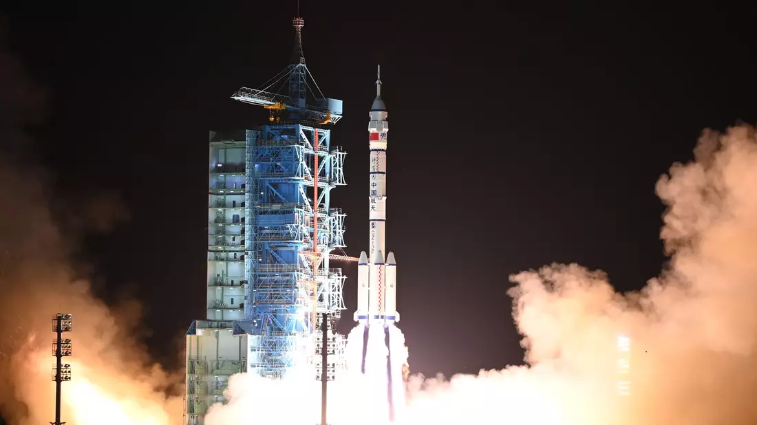 Eine Rakete vom Typ «Langer Marsch 2F» brachte das dreiköpfige Team ins All. - Bild: Wang Jiangbo/XinHua/dpa