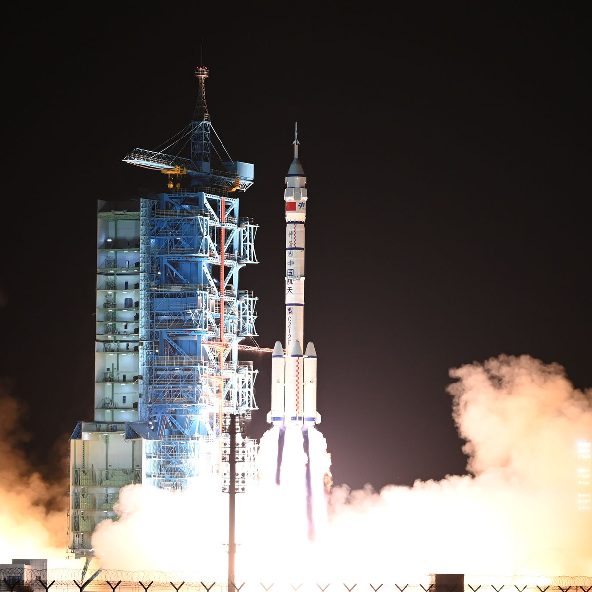 Eine Rakete vom Typ «Langer Marsch 2F» brachte das dreiköpfige Team ins All. - Foto: Wang Jiangbo/XinHua/dpa