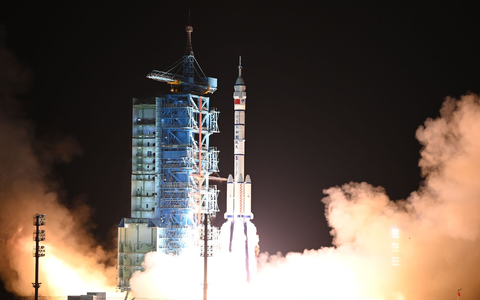 Eine Rakete vom Typ «Langer Marsch 2F» brachte das dreiköpfige Team ins All. - Foto: Wang Jiangbo/XinHua/dpa