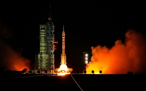 Die Raumfahrer sollen im All Experimente und Instandhaltungsarbeiten durchführen.  - Foto: Ng Han Guan/AP