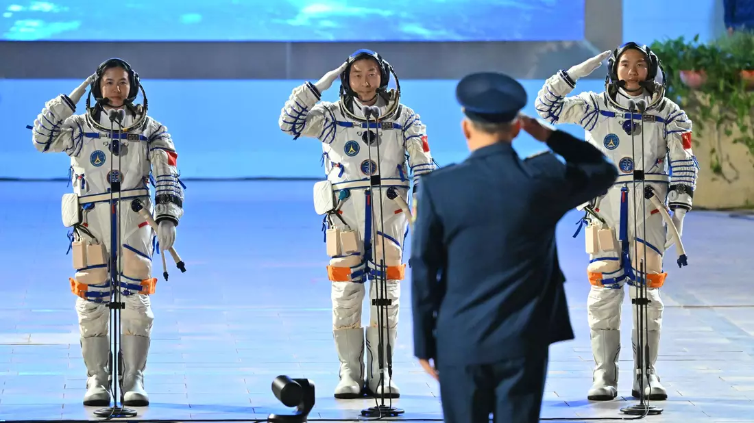 Mit Wang Haoze (l) ist erstmals seit 2022 wieder eine Frau Teil der Crew einer «Shenzhou»-Mission.    - Bild: Li Xin/XinHua/dpa