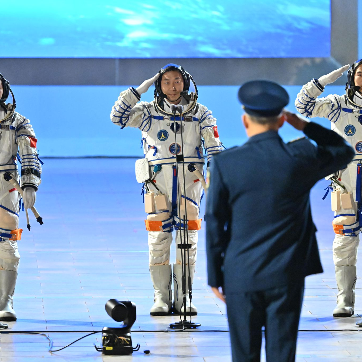 Mit Wang Haoze (l) ist erstmals seit 2022 wieder eine Frau Teil der Crew einer «Shenzhou»-Mission.    - Foto: Li Xin/XinHua/dpa