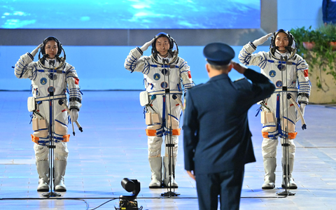 Mit Wang Haoze (l) ist erstmals seit 2022 wieder eine Frau Teil der Crew einer «Shenzhou»-Mission.    - Foto: Li Xin/XinHua/dpa