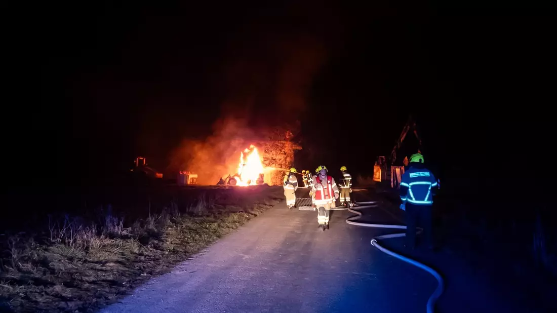 FW Wachtberg: Brennender Radlader bei Wachtberg-Gimmersdorf - Bild: presseportal.de