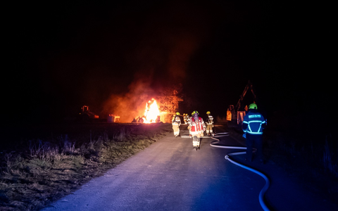 FW Wachtberg: Brennender Radlader bei Wachtberg-Gimmersdorf - Foto: presseportal.de