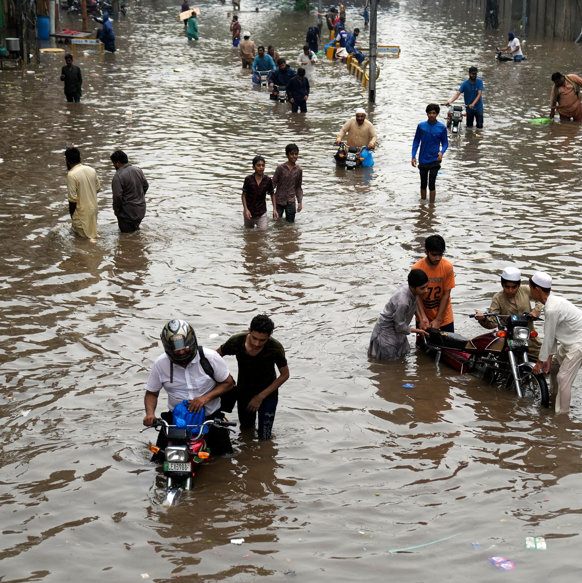 Starkregen und Wirbelstürme verursachen Überschwemmungen, Infektionskrankheiten und Wasserverschmutzung. (Archivbild) - Foto: K.M. Chaudary/AP/dpa