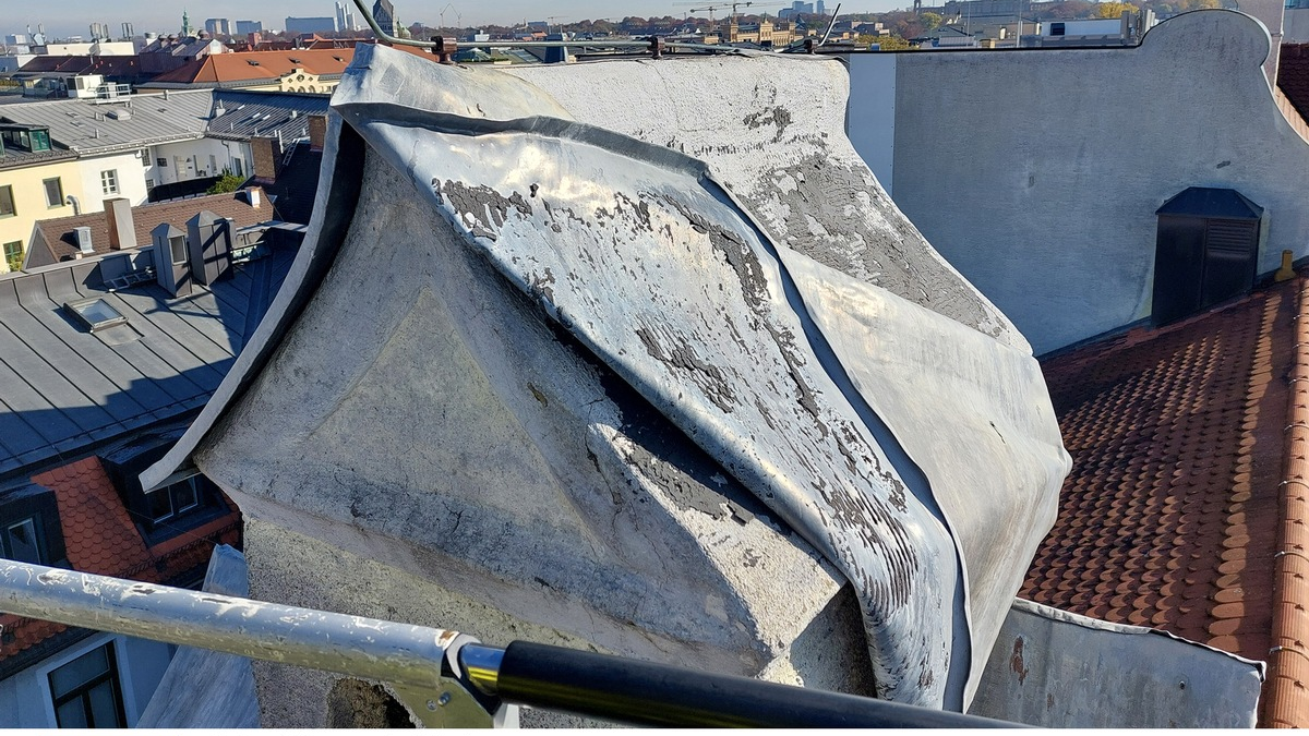 FW-M: Blechdach droht abzustürzen (Lehel) - Foto: presseportal.de