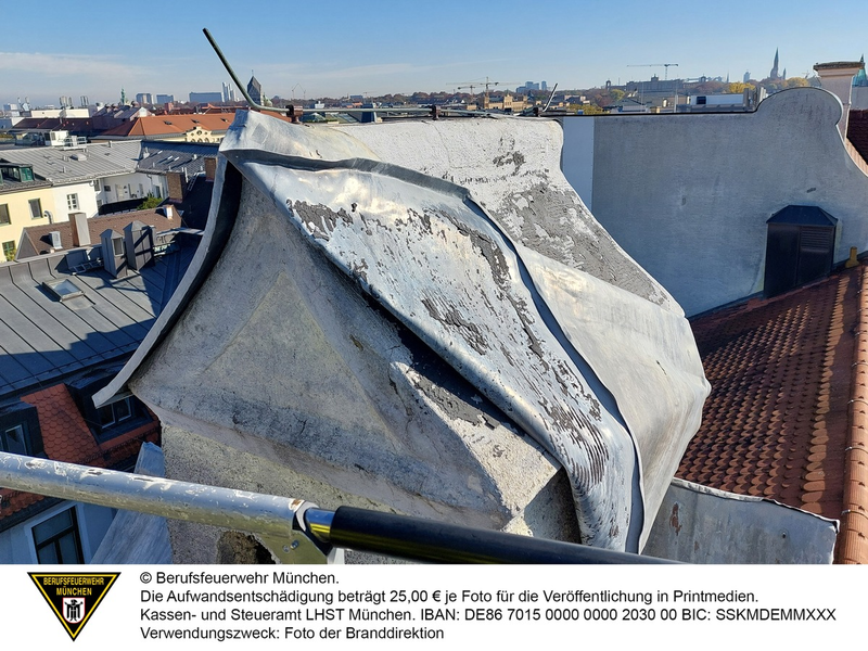 FW-M: Blechdach droht abzustürzen (Lehel) - Foto: presseportal.de