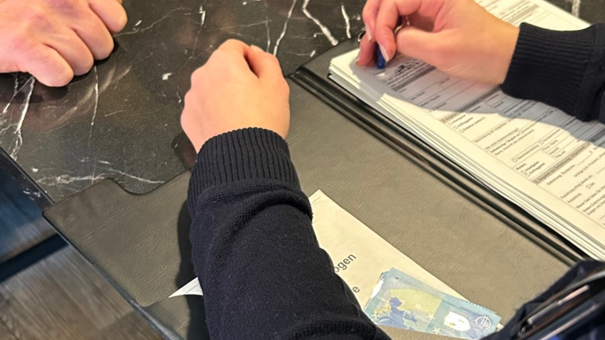 HZA-HST: Zoll führt Mindestlohnprüfungen durch ./. Im Landkreis Vorpommern-Rügen klickten die Handschellen - Foto: presseportal.de