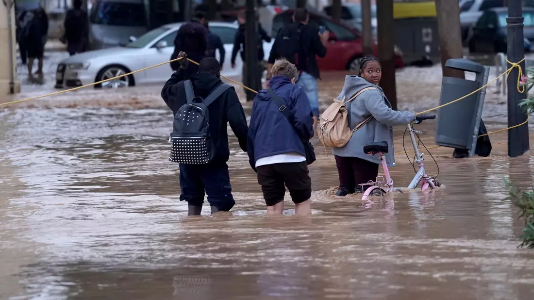 Die Wassermassen rissen die Autos wie Spielzeug mit. - Bild: ALberto Saiz/AP