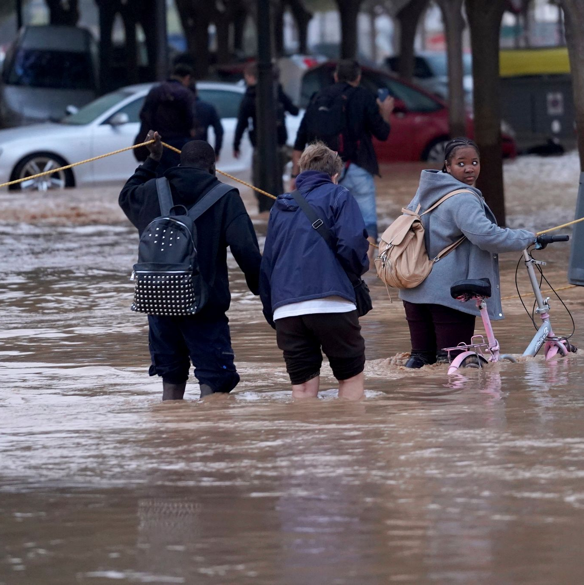 Die Wassermassen rissen die Autos wie Spielzeug mit. - Foto: ALberto Saiz/AP