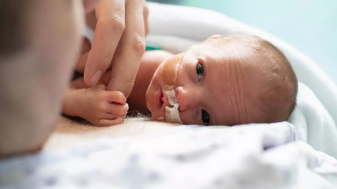 In der ersten Zeit mit einem Frühchen ist der Haut-zu-Haut-Kontakt, das Halten des Babys, die bloße Berührung oder auch das Wechseln der Windel wichtig, um mit dem Frühchen in Kontakt zu treten - Bild: presseportal.de