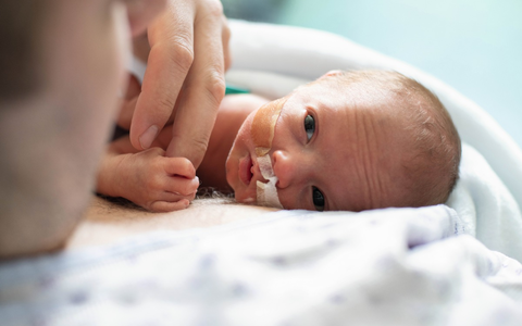 In der ersten Zeit mit einem Frühchen ist der Haut-zu-Haut-Kontakt, das Halten des Babys, die bloße Berührung oder auch das Wechseln der Windel wichtig, um mit dem Frühchen in Kontakt zu treten - Foto: presseportal.de