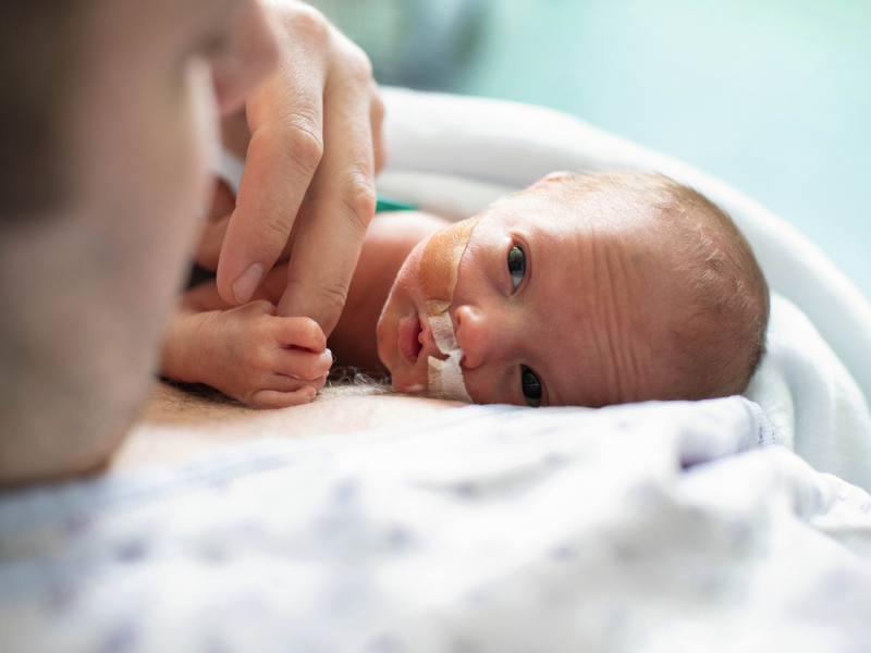 In der ersten Zeit mit einem Frühchen ist der Haut-zu-Haut-Kontakt, das Halten des Babys, die bloße Berührung oder auch das Wechseln der Windel wichtig, um mit dem Frühchen in Kontakt zu treten - Foto: presseportal.de