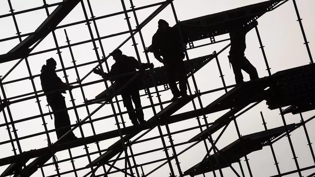 In den Industriebetrieben hat sich die Stimmung mit rückläufigen Aufträgen verschlechtert. (Archivbild) - Bild: Christian Charisius/dpa