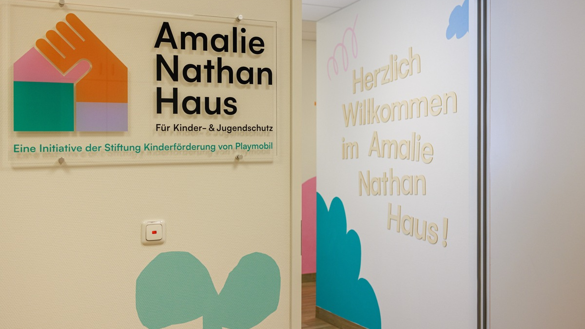 Amalie Nathan Haus: Nordbayerns erstes Kinder- und Jugendschutzhaus wird durch den Bayerischen Staatsminister des Innern, für Sport und Integration Joachim Herrmann in Fürth eröffnet - Foto: presseportal.de