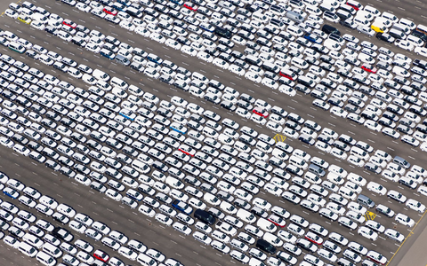 Die deutsche Wirtschaft schwächelt - auch die Autoindustrie steht unter großem Druck (Archivbild). - Foto: Tobias Bruns/dpa