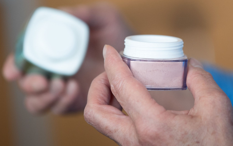 Schon die Liste der Inhaltsstoffe verrät bei manchen Kosmetika: Hier ist Verbotenes drin. (Symbolbild) - Foto: Sebastian Kahnert/dpa-Zentralbild/dpa