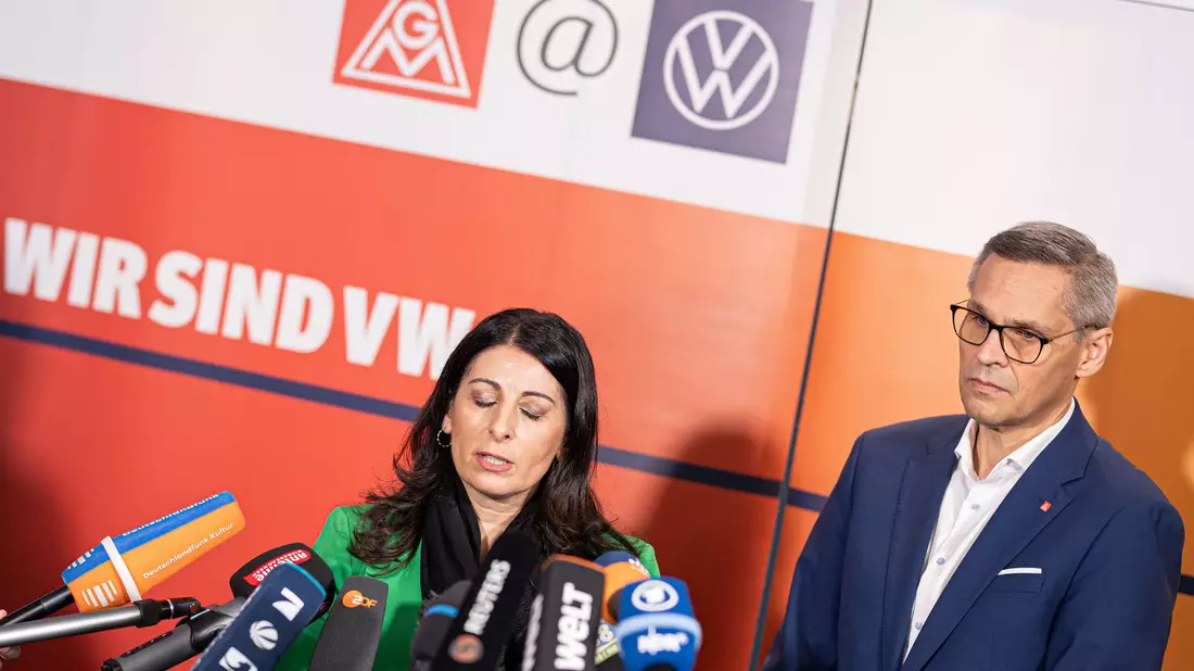 Der Tarifstreit bei Volkswagen betrifft 130.000 Mitarbeiter in Niedersachsen, Hessen und Sachsen. (Symbolbild) - Bild: Moritz Frankenberg/dpa