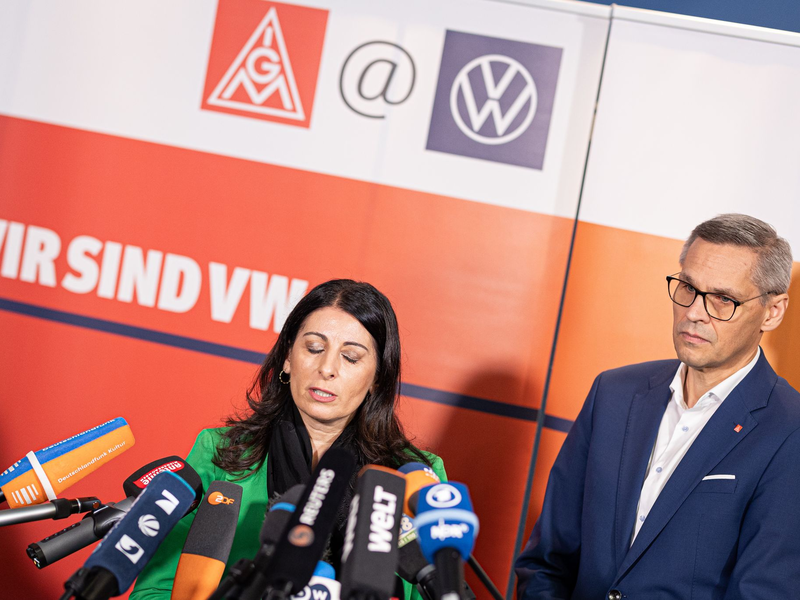 VW-Verhandlungsführer Arne Meiswinkel (2.v.r.) ringt mit der IG Metall um einen Kompromiss im Tarifstreit. (Archivfoto) - Foto: Moritz Frankenberg/dpa