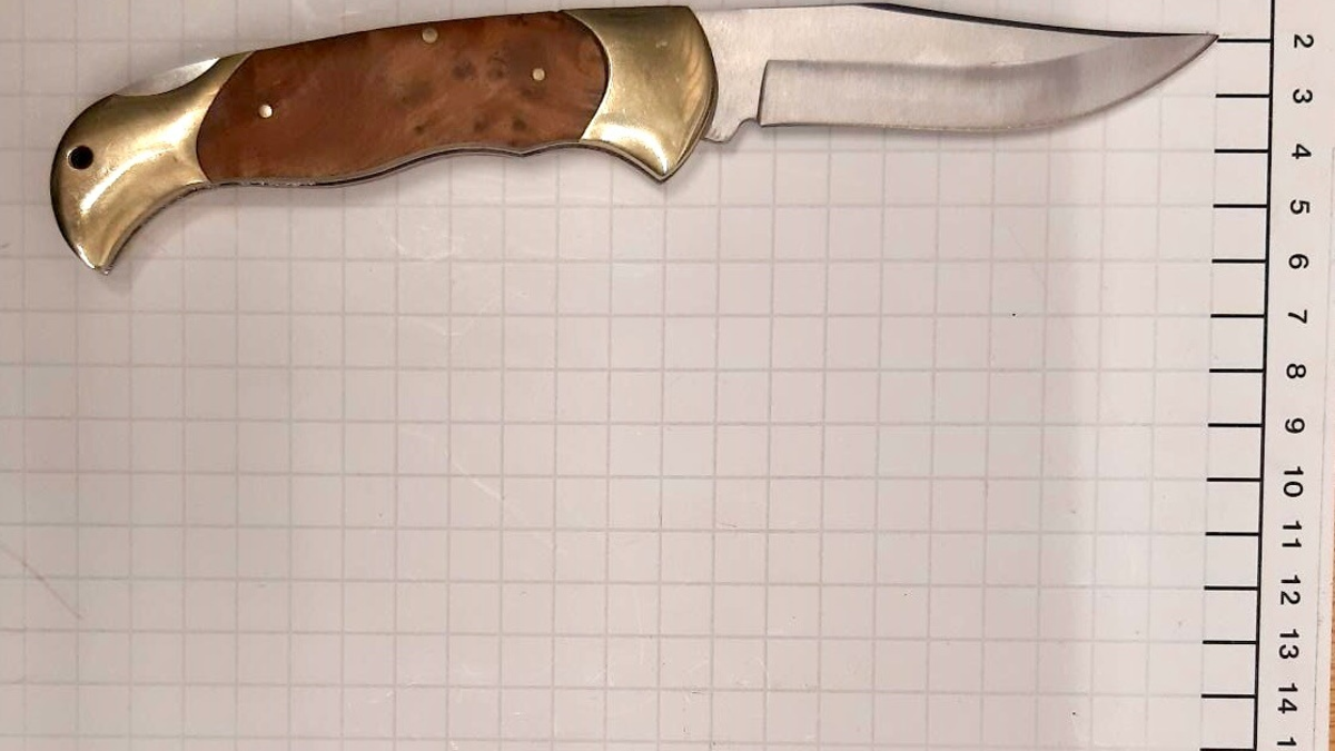 BPOL NRW: Pfandflaschen nicht als Bezahlung akzeptiert - randalierender Kunde droht mit Messer - Foto: presseportal.de