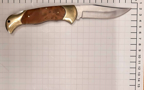 BPOL NRW: Pfandflaschen nicht als Bezahlung akzeptiert - randalierender Kunde droht mit Messer - Foto: presseportal.de