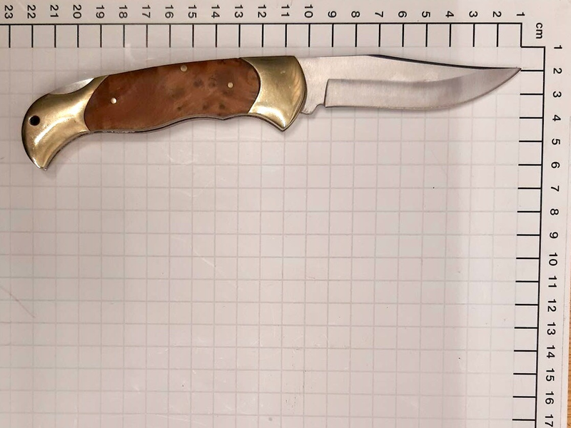 BPOL NRW: Pfandflaschen nicht als Bezahlung akzeptiert - randalierender Kunde droht mit Messer - Foto: presseportal.de