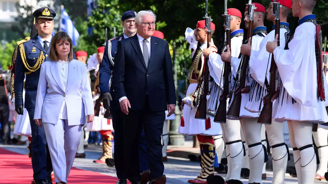 Bewohner des Flüchtlingslagers reagierten im Oktober 2024 sehr emotional und mit «Germany»-Rufen auf den Besuch von Bundespräsident Steinmeier bei der Registrierungs- und Aufnahmeeinrichtung für Geflüchtete in Malakasa, nördlich von Athen. (Archivbild) - Bild: Bernd von Jutrczenka/dpa