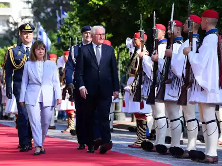 Bundespräsident Frank-Walter Steinmeier wird in Athen mit Reparationsfragen konfrontiert. - Foto: Bernd von Jutrczenka/dpa