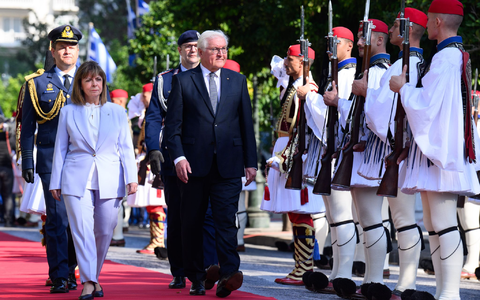 Bundespräsident Frank-Walter Steinmeier wird in Athen mit Reparationsfragen konfrontiert. - Foto: Bernd von Jutrczenka/dpa