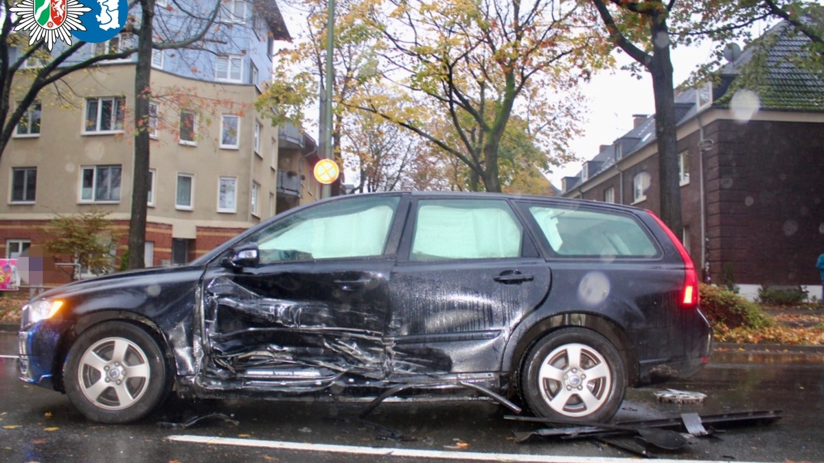POL-DU: Alt-Homberg: Kollision im Kreuzungsbereich - Zwei Verletzte - Foto: presseportal.de
