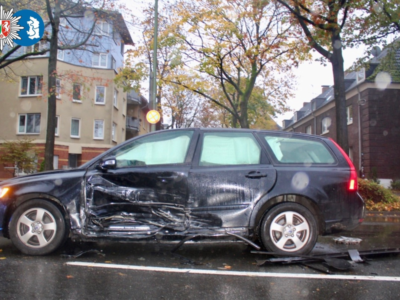 POL-DU: Alt-Homberg: Kollision im Kreuzungsbereich - Zwei Verletzte - Foto: presseportal.de