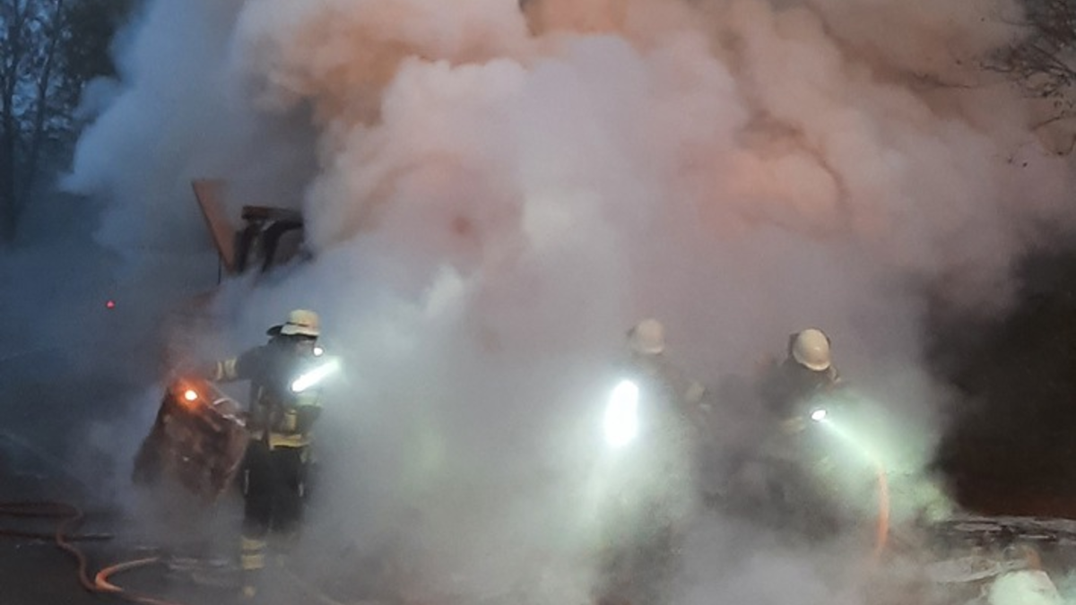 FW-M: Müllpresse in Brand (Moosach) - Foto: presseportal.de