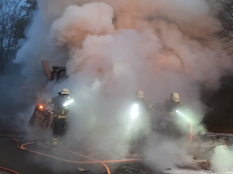 FW-M: Müllpresse in Brand (Moosach) - Foto: presseportal.de