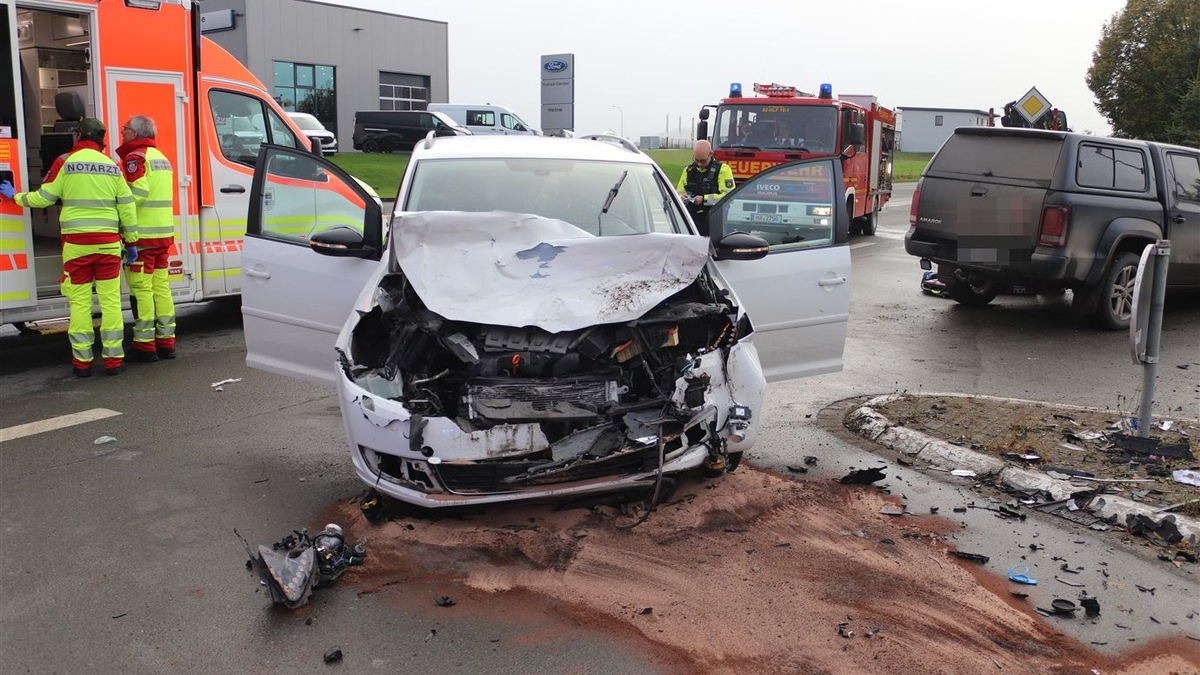 POL-HX: Drei Verletzte und erheblicher Sachschaden bei Unfall in Bergheim - Foto: presseportal.de