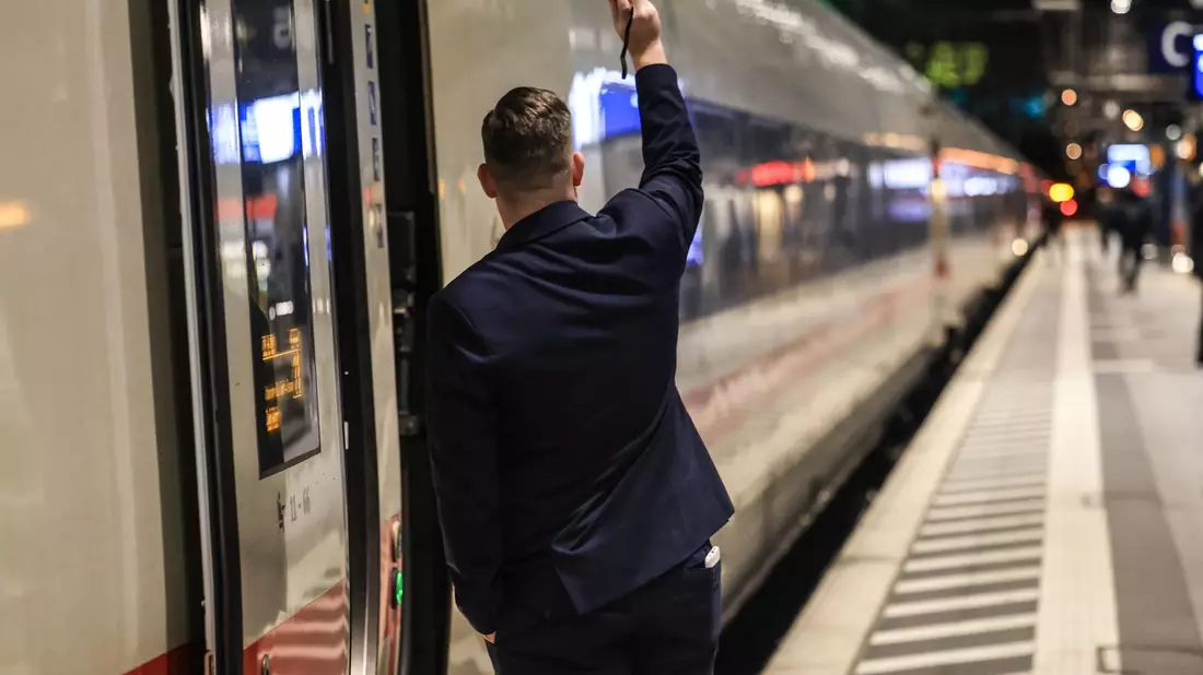 Trotz der schwierigen Lage geben die Bahn-Beschäftigten ihr Bestes. (Archivbild) - Bild: Oliver Berg/dpa
