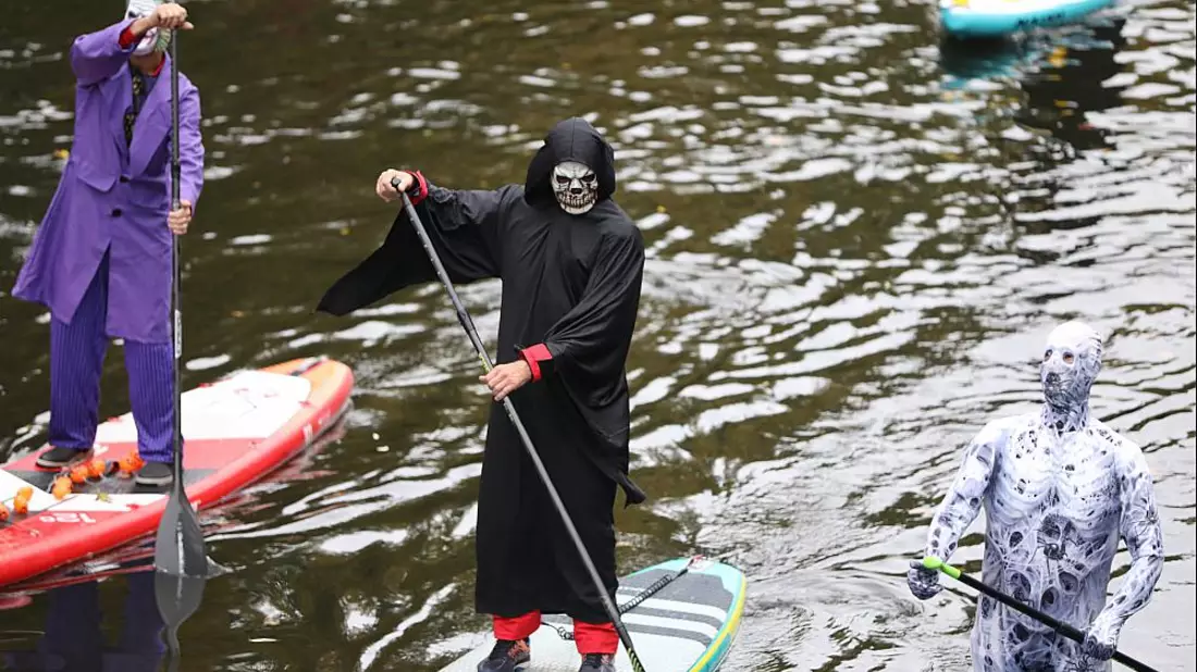 Menschen in Halloween-Verkleidung beim Paddeln (Archiv) - Bild: über dts Nachrichtenagentur