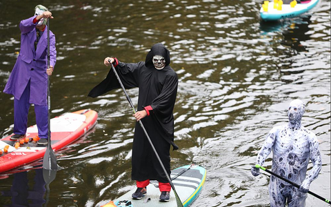 Menschen in Halloween-Verkleidung beim Paddeln (Archiv) - Foto: über dts Nachrichtenagentur
