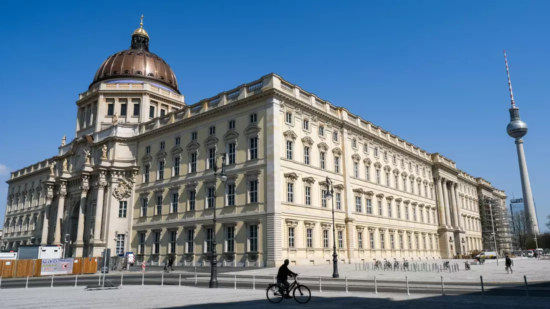 Nach einer offenen Diskussion mit den Chören und der künstlerischen Leitung habe sich die Stiftung Humboldt Forum entschieden, das Wort «Oberindianer» auszulassen. (Archivbild) - Bild: Jens Kalaene/dpa
